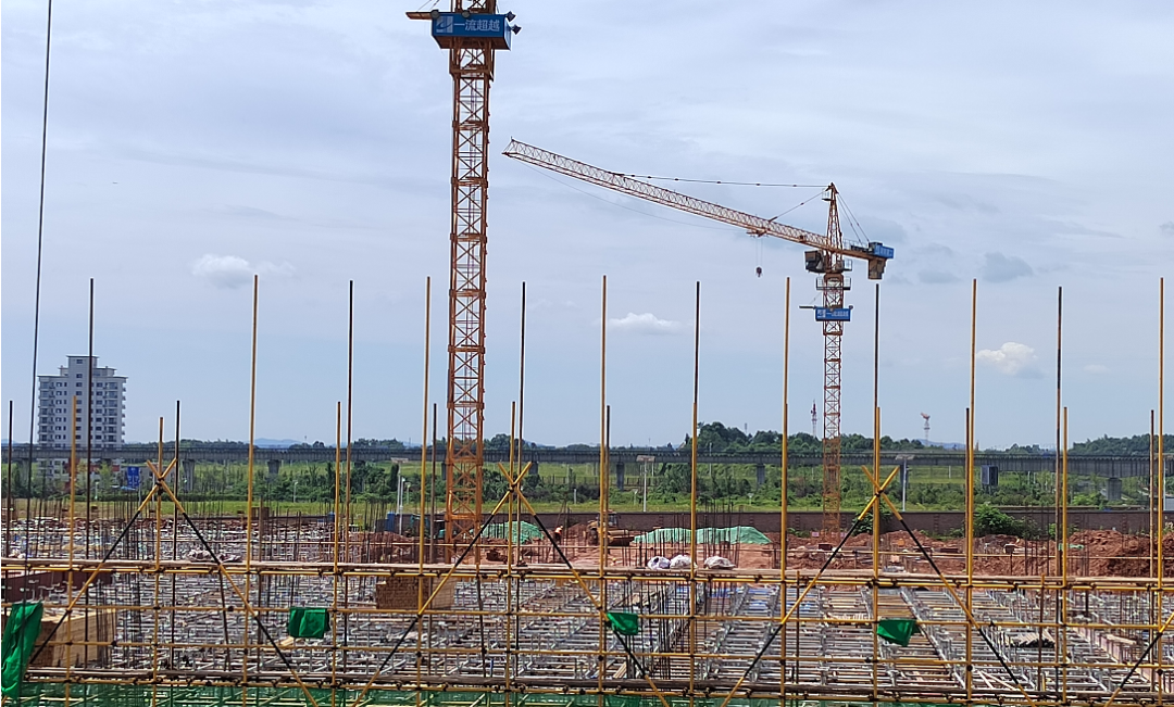 长沙黄花综合保税区B区一期标准厂房及配套基础设施建设项目现场。均为 廖丹英 摄